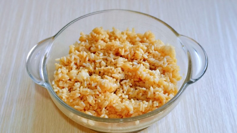 鸡蛋火腿炒饭,米饭中淋上两小勺<a style='color:red;display:inline-block;' href='/shicai/ 788'>生抽</a>,充分搅拌均匀,放旁边备用。