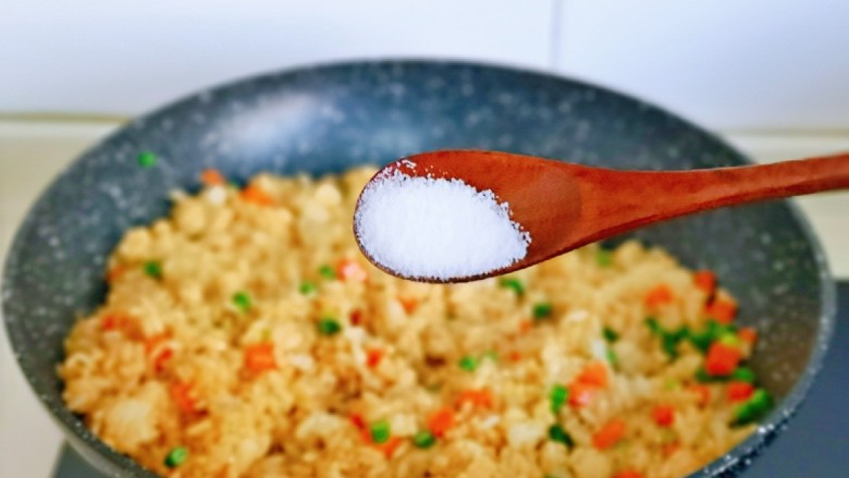 鸡蛋火腿炒饭,再按个人口味加入盐,翻炒均匀。