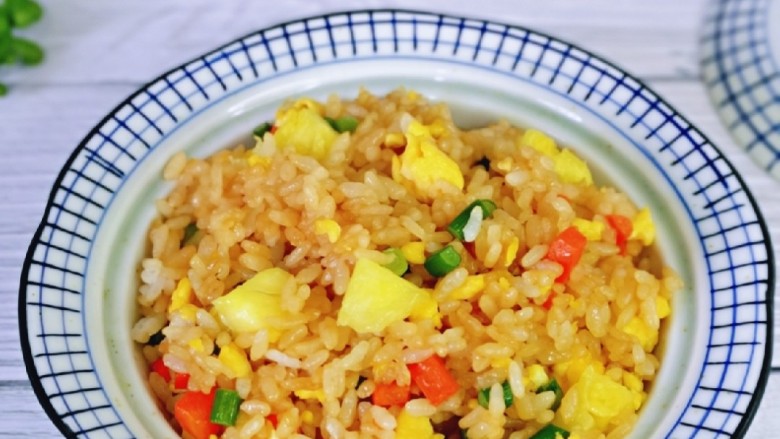 鸡蛋火腿炒饭,宝贝说味道好极了,喜欢的做起来,老少皆宜。