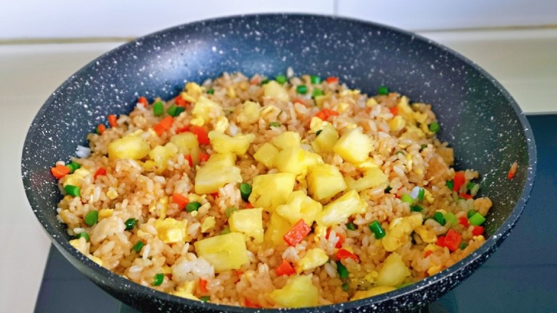 鸡蛋火腿炒饭,最后加入菠萝,翻炒均匀关火出锅。