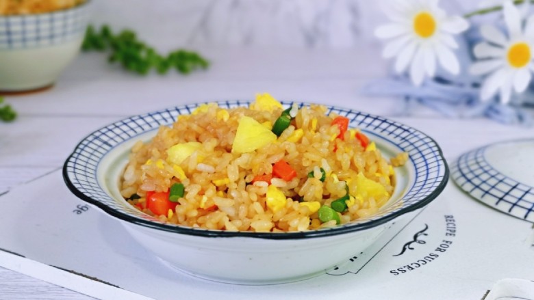 鸡蛋火腿炒饭,盛出装盘,简单快手午餐。