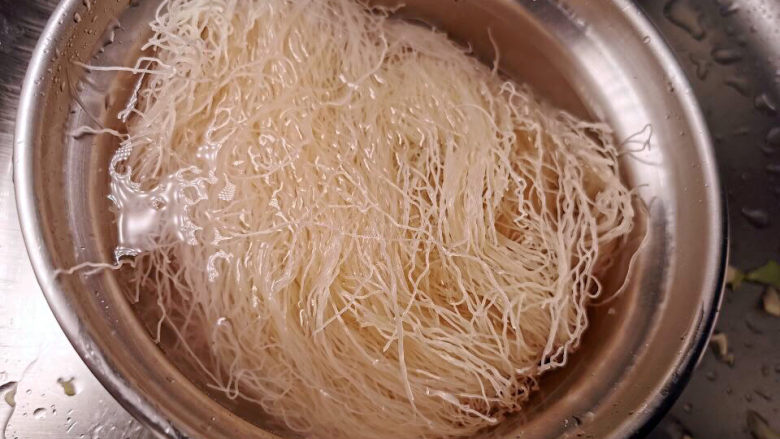 什锦菜炒兴化粉,兴化粉冲洗不浸泡