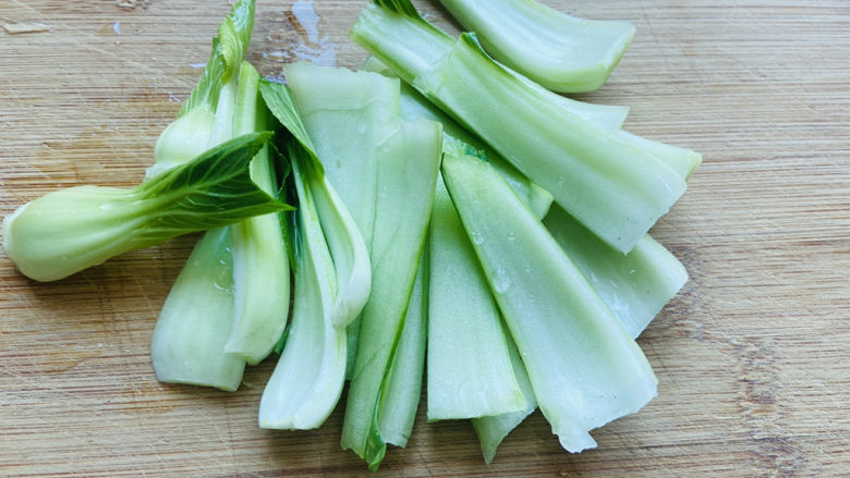 青菜鱼丸汤,青菜洗净,白菜帮切寸段