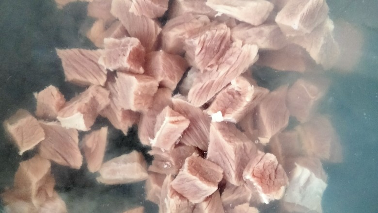 西红柿土豆炖牛肉,切块,凉水下锅