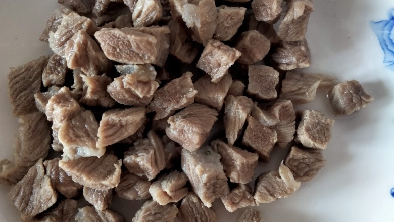 西红柿土豆炖牛肉,出锅过凉水,洗去沫子