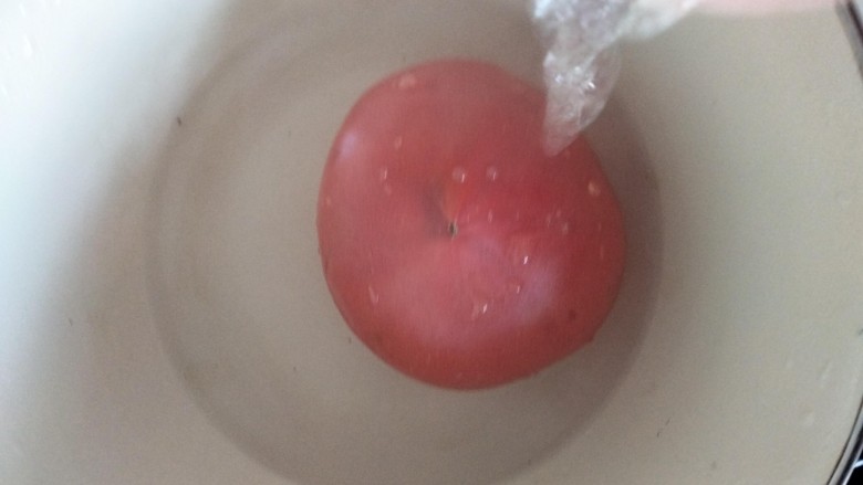西红柿土豆炖牛肉,柿子用热水浇一下,祛除柿子皮