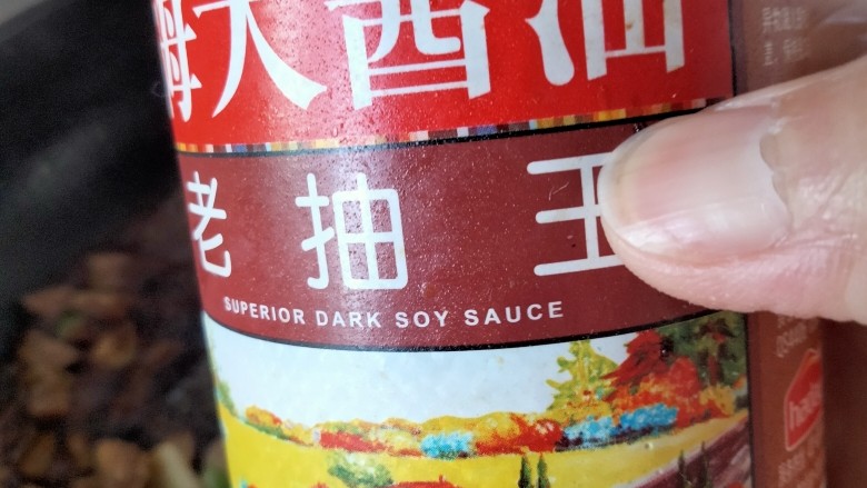 西红柿土豆炖牛肉,老抽调色,加入温水,没过牛肉