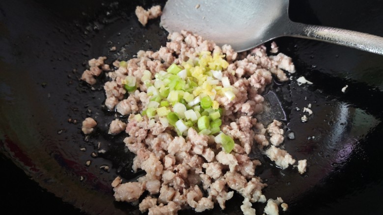 炒苍蝇头,炒至变色,放入葱姜