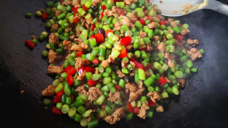炒苍蝇头,翻炒均匀即可出锅享用了,可以拌饭吃,也可以夹馒头吃,都很好吃哦!