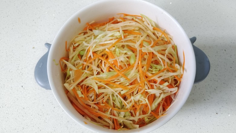 家常土豆饼,翻拌均匀,腌制10分钟,腌出水分