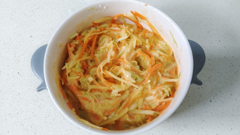 家常土豆饼,搅拌均匀,如图状态,不需要加太多面粉
