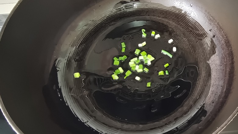 青菜鱼丸汤,锅中加入适量花生油烧热,放入葱花煸炒出香味