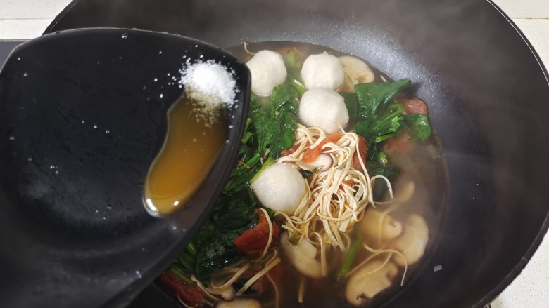 青菜鱼丸汤,加入适量盐调味,加入鲜鸡汁提鲜搅拌均匀即可