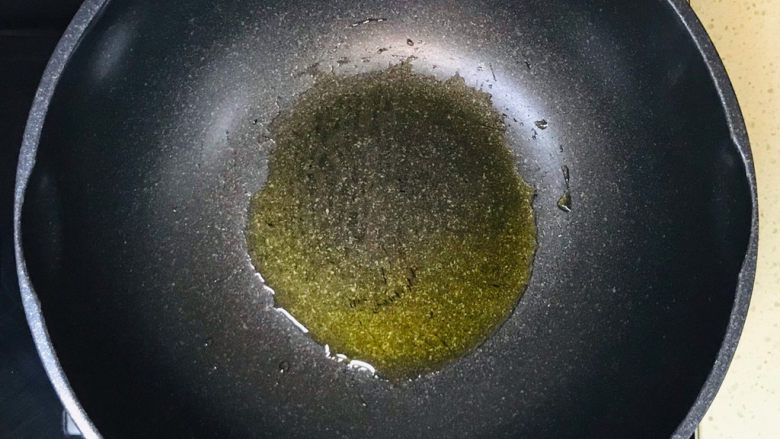 家常土豆饼,起油锅,加多一些油烧热