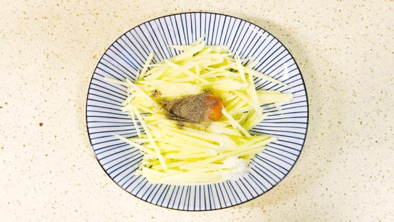 家常土豆饼,胡椒粉不要加太多了,太多会辣