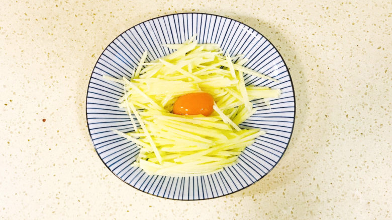家常土豆饼,打入一个<a style='color:red;display:inline-block;' href='/shicai/ 9'>鸡蛋</a>