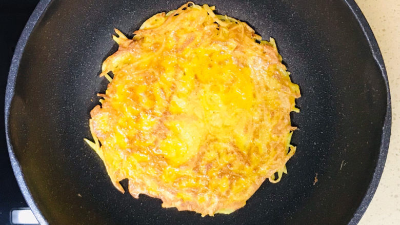 家常土豆饼,转中火,煎至两面金黄色,看到边缘酥脆,就可以关火起锅了