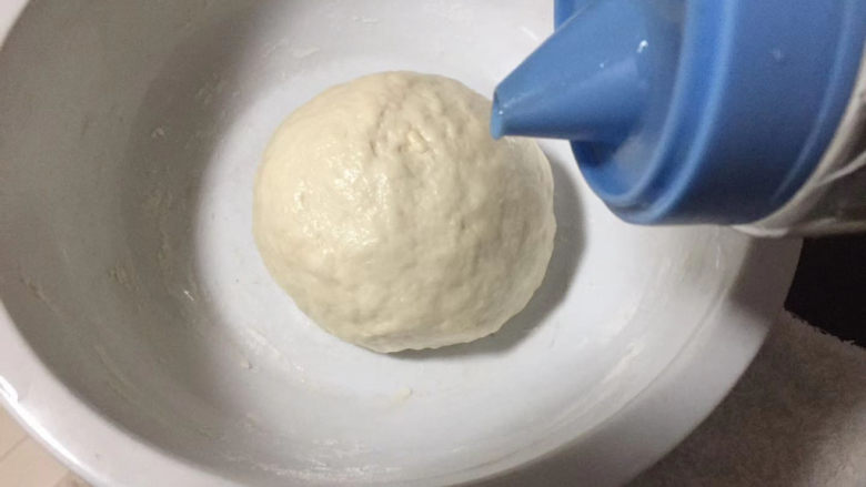 烙饼,将表面刷一层食用油,用来锁住水分