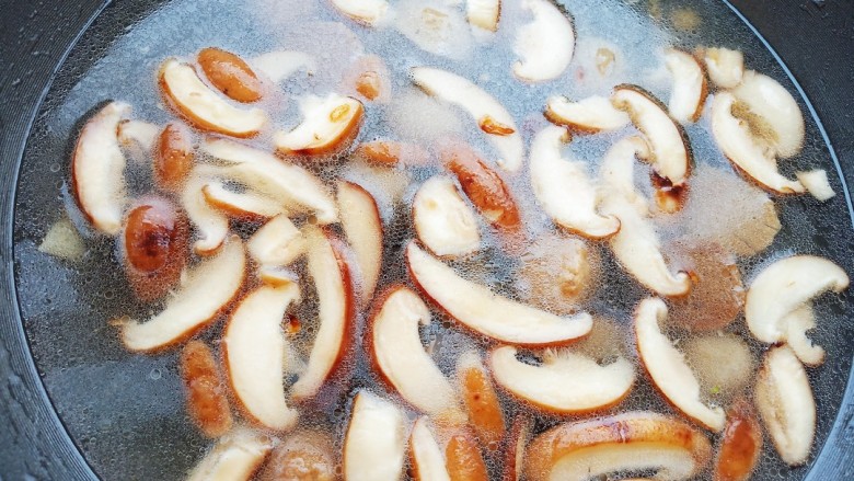 青菜鱼丸汤,加入适量食盐和清水炖煮3-5分钟。