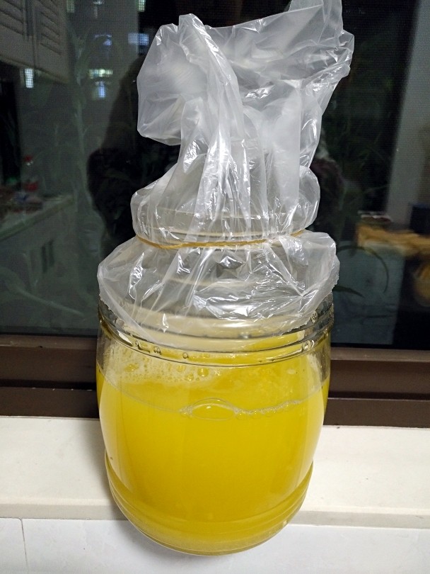 菠萝酱,榨出的汁可以直接当饮料喝,我是拿来酿菠萝酒