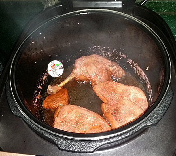 叉烧里脊肉,打开上盖:锅中尚有不少卤汁