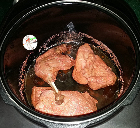 叉烧里脊肉,结束,锅中汤汁已明显收浓,表面上色较淡但锅底的皮质已成焦黄色