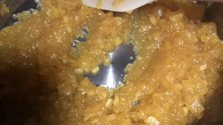 菠萝酱,继续翻炒均匀,至收干水分。