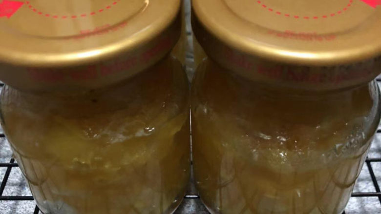 菠萝酱,趁热盖紧瓶盖,冷却后冰箱冷藏保存。