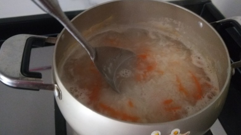 胡萝卜肉末粥,然后下入胡萝卜丝,
