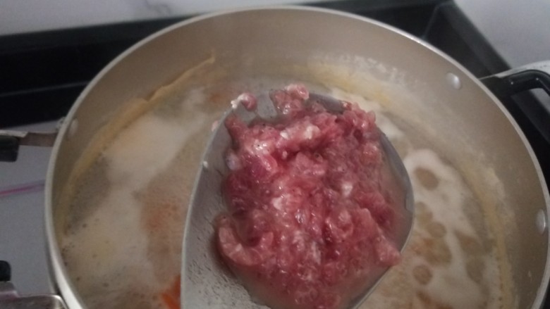 胡萝卜肉末粥,小火煮20分钟,下入<a style='color:red;display:inline-block;' href='/shicai/ 442'>肉末</a>,姜丝
