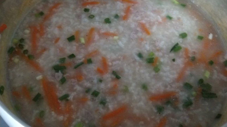 胡萝卜肉末粥,出锅前撒入葱花,香油少许
