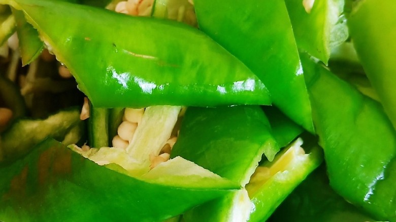 葱爆猪肝,几个辣椒从中间片开,切成菱形。