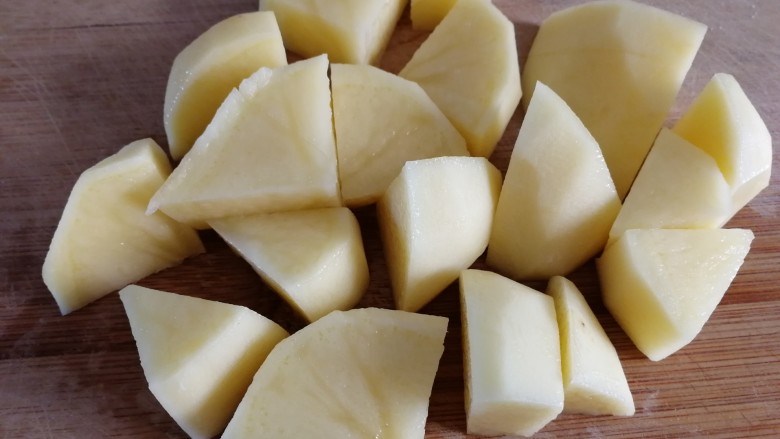 家常土豆饼,土豆洗干净,切块。