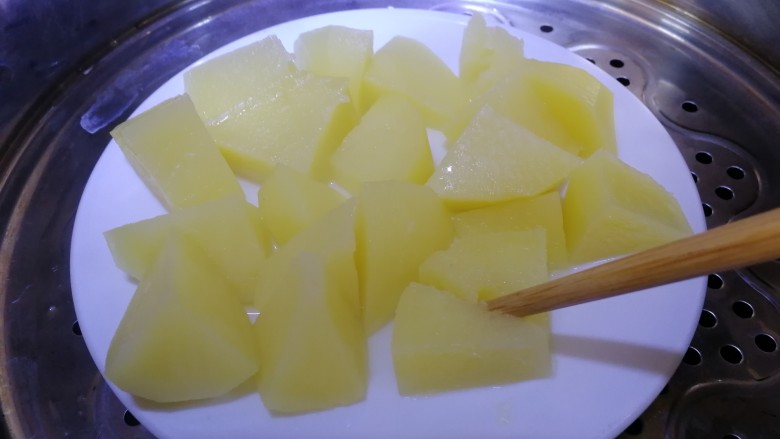 家常土豆饼,隔水蒸,筷子可以扎入就熟了。