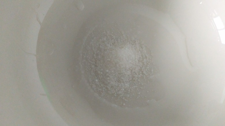 家常地三鲜,准备调汁:取一碗加盐