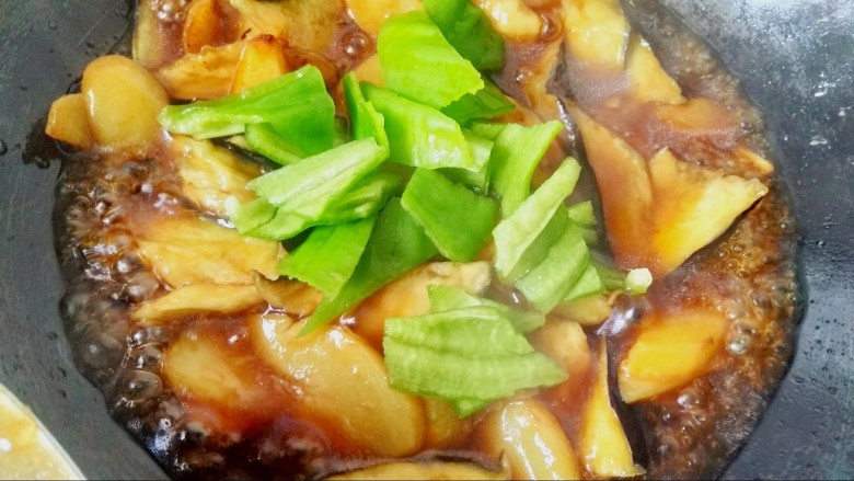 家常地三鲜,加青椒翻炒匀,调味