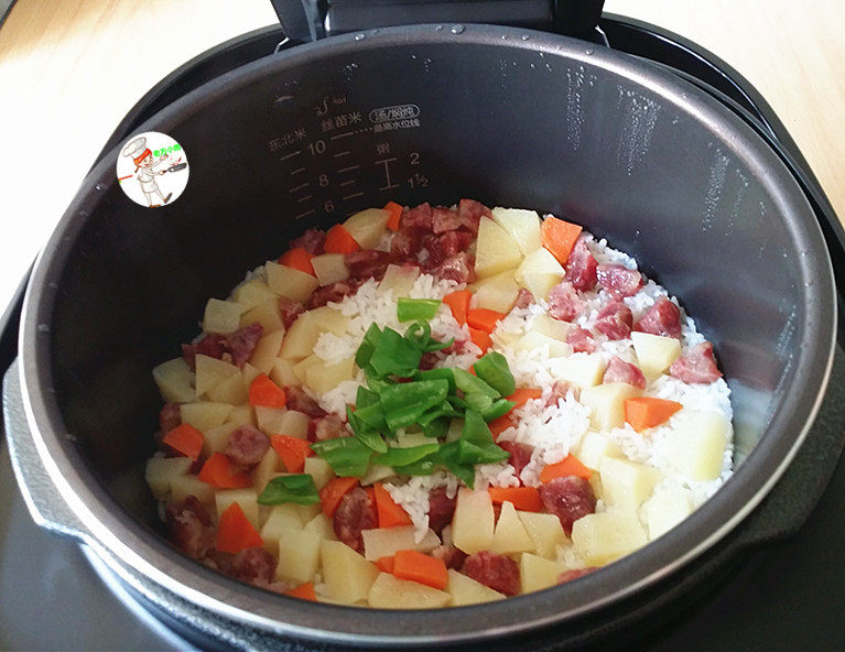 什锦香肠焖饭,放入之前炒过的青椒片,翻拌均匀即可