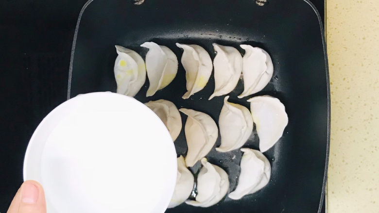 韭菜肉锅贴,中火煎至金黄色,倒入半碗清水