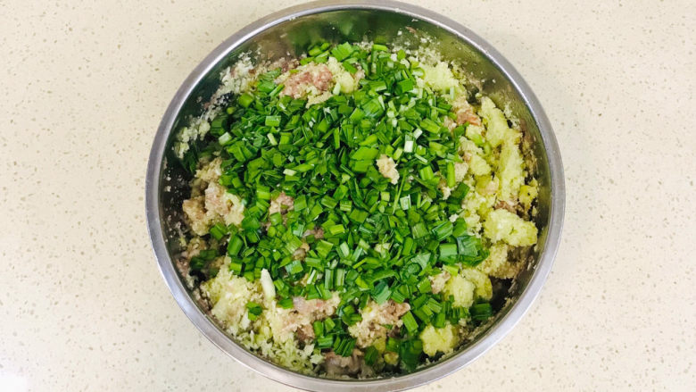 韭菜肉锅贴,将腌制入味的猪肉、西葫芦碎和韭菜碎,混合一起
