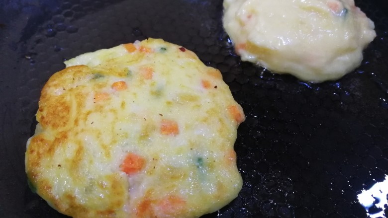 家常土豆饼,中小火慢煎,一面金黄翻面。
