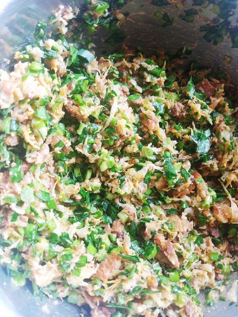 韭菜馅肉锅贴,搅拌均匀,猪肉韭菜馅就调好了。