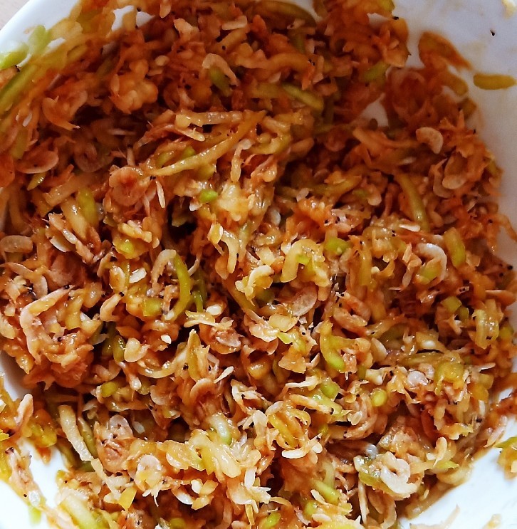 韭菜馅肉锅贴,将准备好的材料放入大碗中,加入一勺蚝油,一勺生抽,一勺香油,适量食盐,五香粉搅拌均匀。