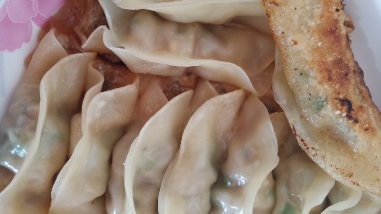 韭菜馅肉锅贴,同样的方法做好猪肉韭菜馅的锅贴,味道都很不错哦。