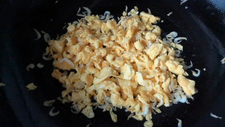 韭菜肉锅贴,翻炒均匀,关火