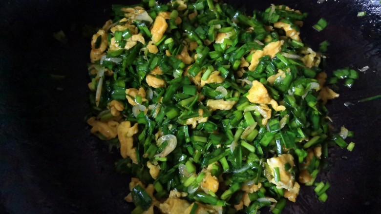 韭菜肉锅贴,搅拌均匀,冷却后备用