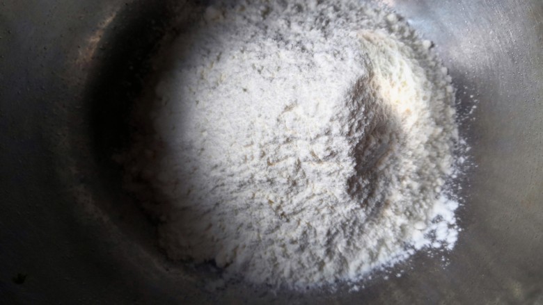 韭菜肉锅贴,面粉倒入盆里,一半加开水,一半加凉水