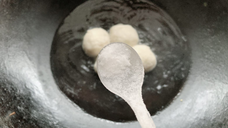 青菜鱼丸汤,加少许盐或鱼露,给汤底调味