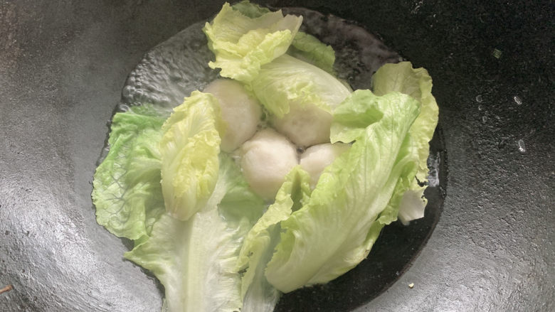 青菜鱼丸汤,然后加入生菜,关火用余温将生菜烫软