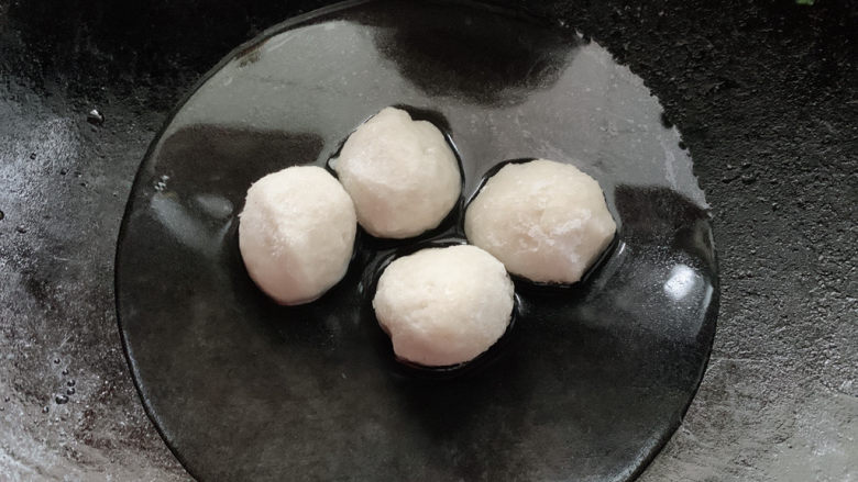 青菜鱼丸汤,将鱼丸加入其中(因为是速冻的所以可以凉水入锅)