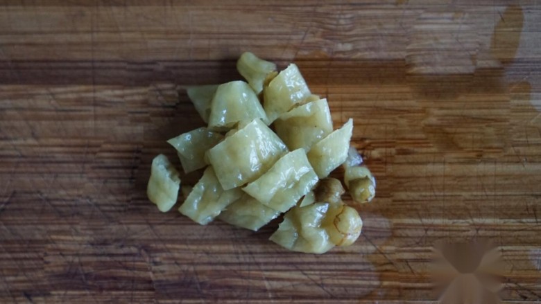 春食青豆最嫩时,肋眼牛排搭罗勒,4、其中泡椒切小段,罗勒叶清洗好待用。